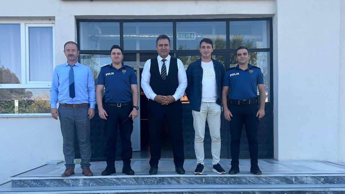 İLÇE EMNİYET MÜDÜRLÜĞÜ AMİRLERİMİZ OKUL VE ÖĞRENCİ GÜVENLİĞİ ÇALIŞMALARI KAPSAMINDA OKULUMUZU ZİYARET ETTİLER.
